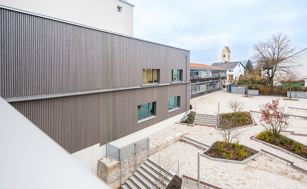 Außenaufnahme Hofbereich Erweiterung und Sanierung Grundschule Petershausen