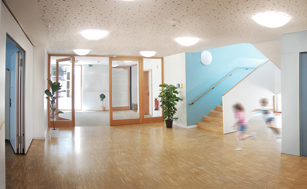 Außenperspektive Eingangsbereich Hort und Kindergarten in Dachau