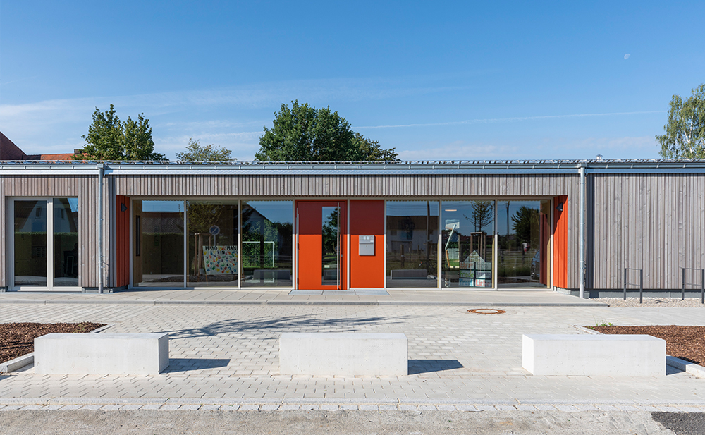Außenperspektive Eingangsbereich einer Kinderkrippe in Weilach
